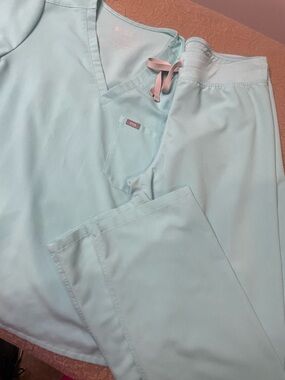 FIGS Seagrass Medium Top and bottoms are Medium Tall